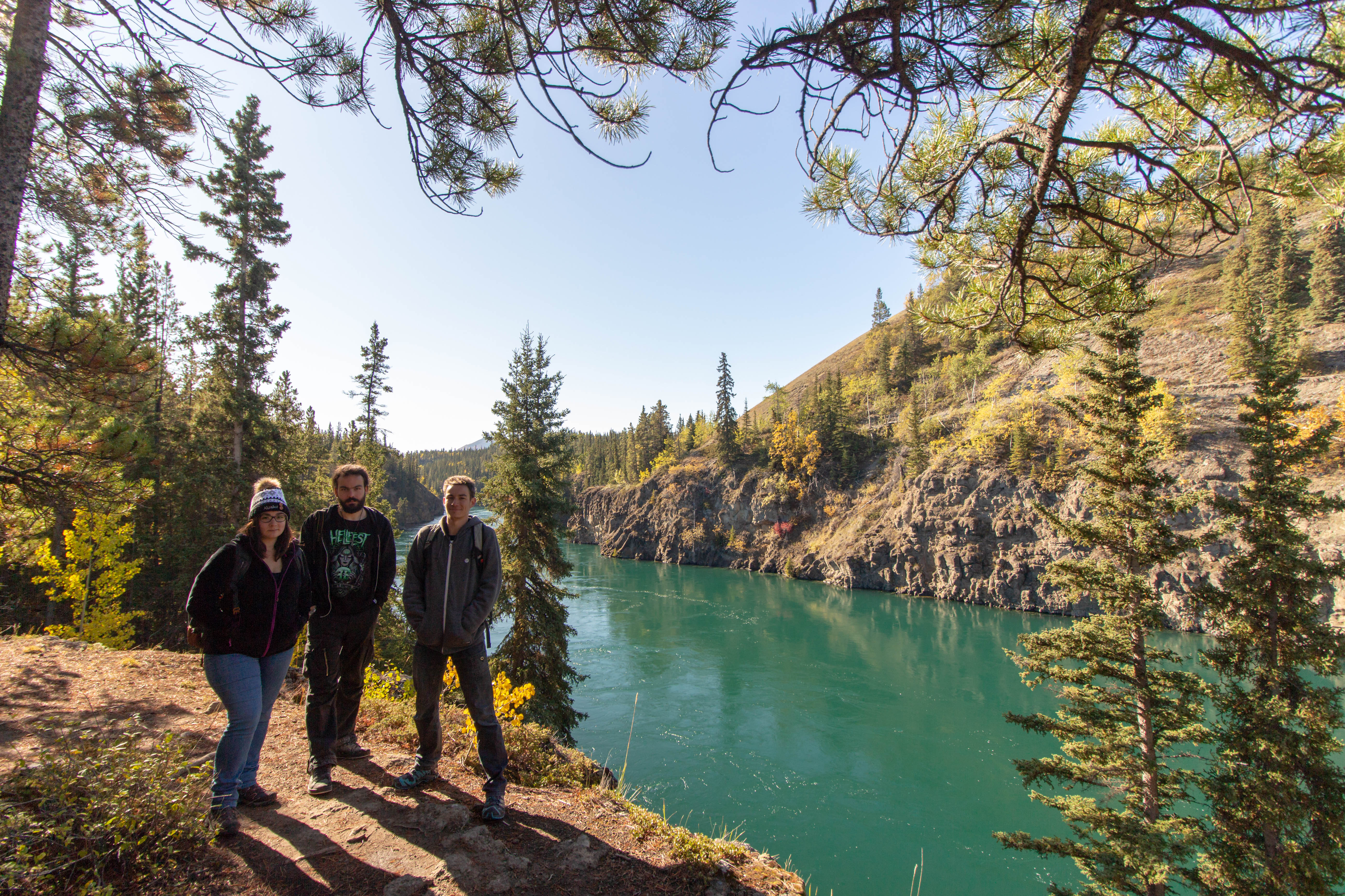 Le trio devant le Miles Canyon